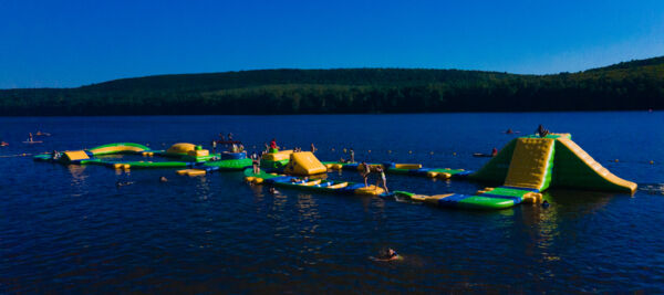 Vue d'ensemble du Wi Splash au lac des Vieilles Forges Vue d'ensemble du Wi Splash au lac des Vieilles Forges