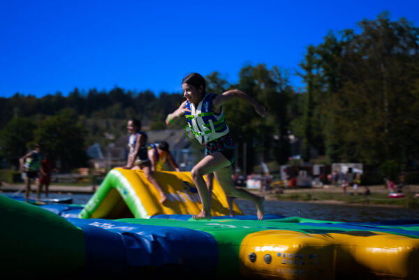 Enfant courant sur le module "Curve" du Wi Splash au lac des Vieilles Forges Enfant courant sur le module "Curve" du Wi Splash au lac des Vieilles Forges